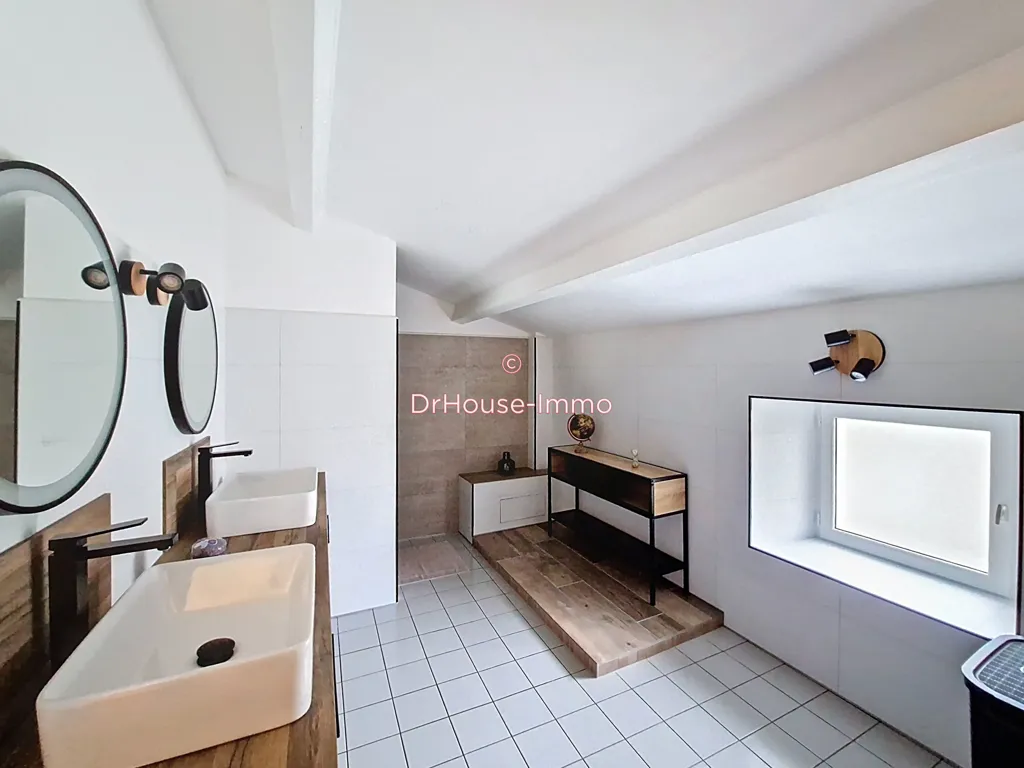 Salles de bain - Maison de Caractère avec Piscine à Chauray