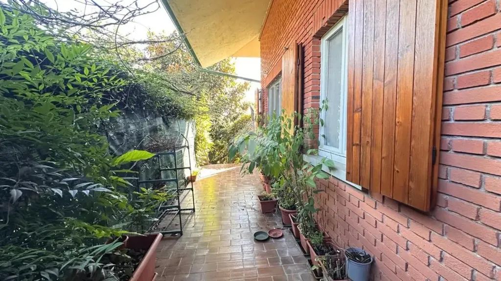 Jardin - First-Floor Apartment with Private Porch in Mozzo