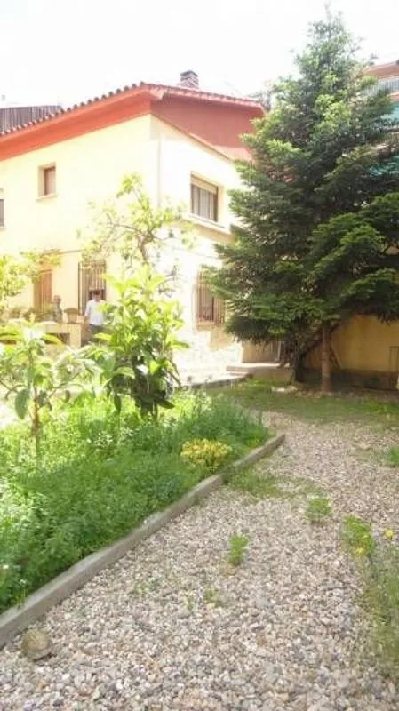 Jardin - Luxury House with Terrace in Cornellà de Llobregat