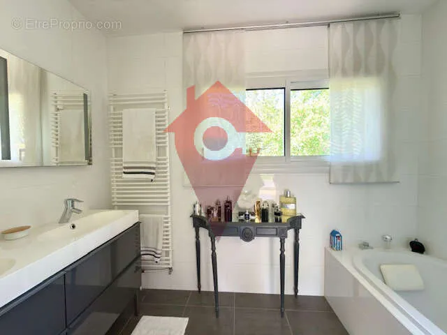 Bathrooms - Penthouse with Pool in Crespières