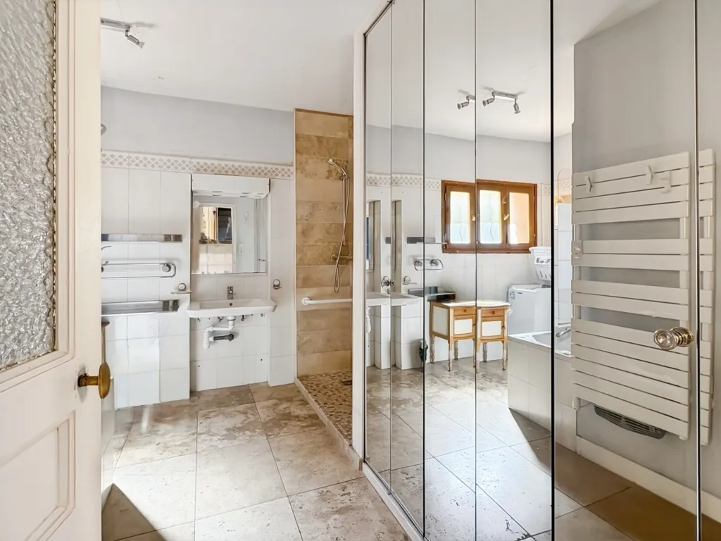 Bathrooms - Character Provençal House with Pool in Château-Gombert