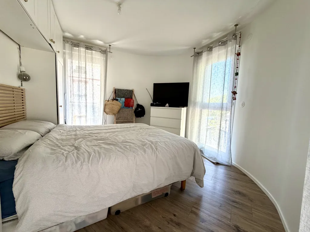 Chambres - Appartement avec Balcon et Parking à Romainville