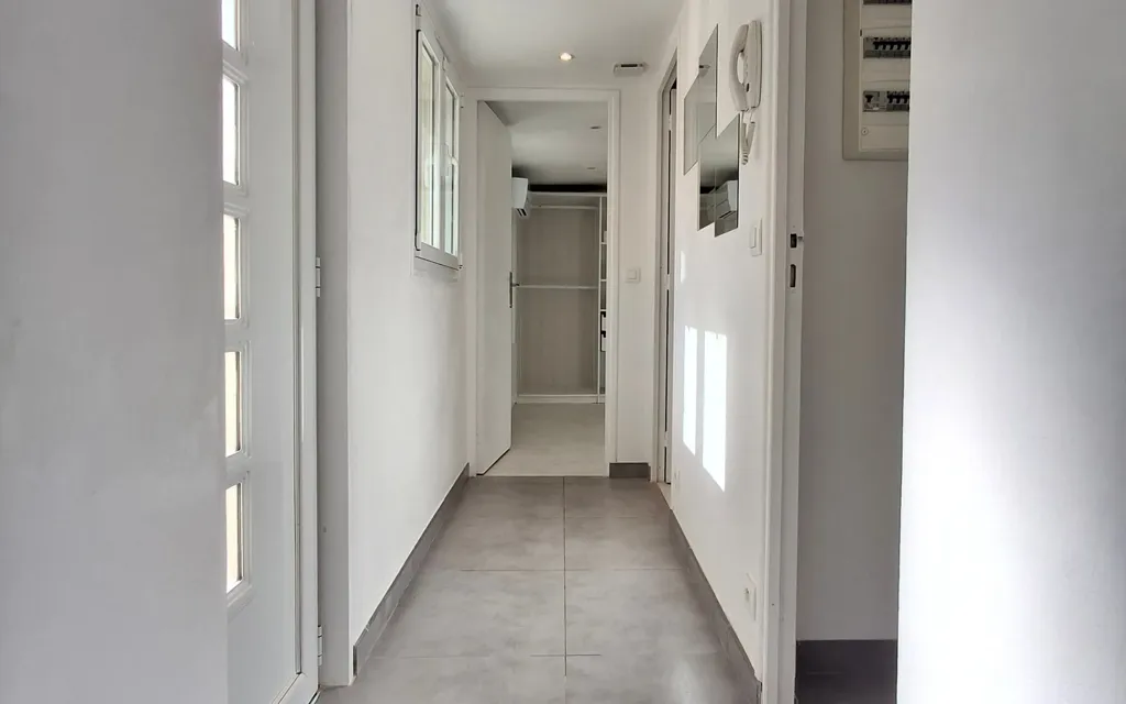 Esik - Refurbished 2-Bedroom House with Terrace in Ormesson-sur-Marne