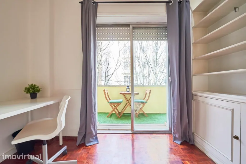 Office - Student Room in Marquês de Pombal, Lisbon