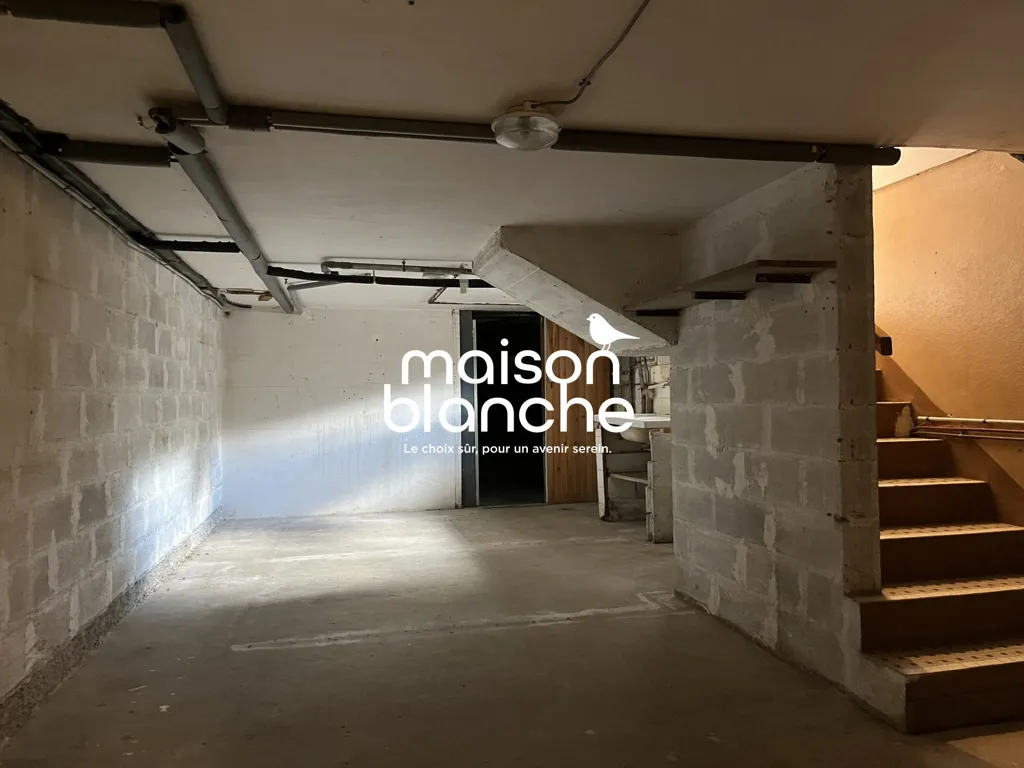 Garage - Semi-Subterranean House with Garden in Airvault