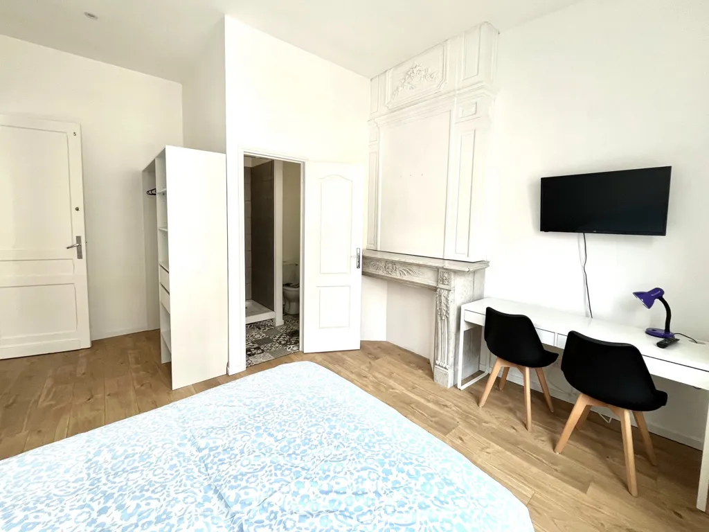 Chambres - Appartement Meublé 7 Pièces avec Hauteurs sous Plafond à Lille