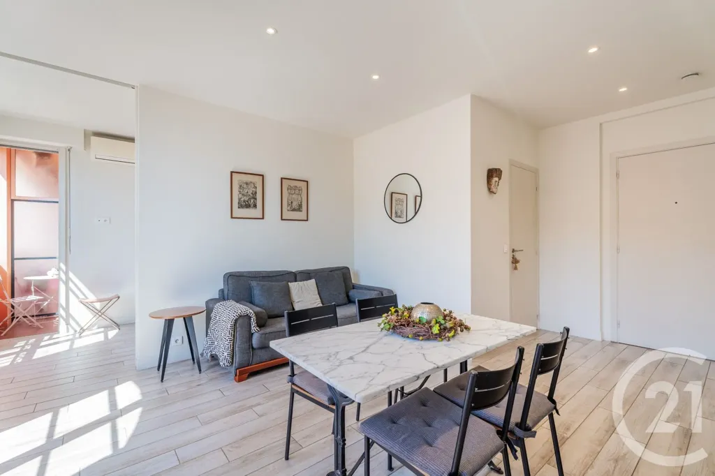 Sala da pranzo - Bright 2-Bedroom Apartment with Balcony in Nice Port