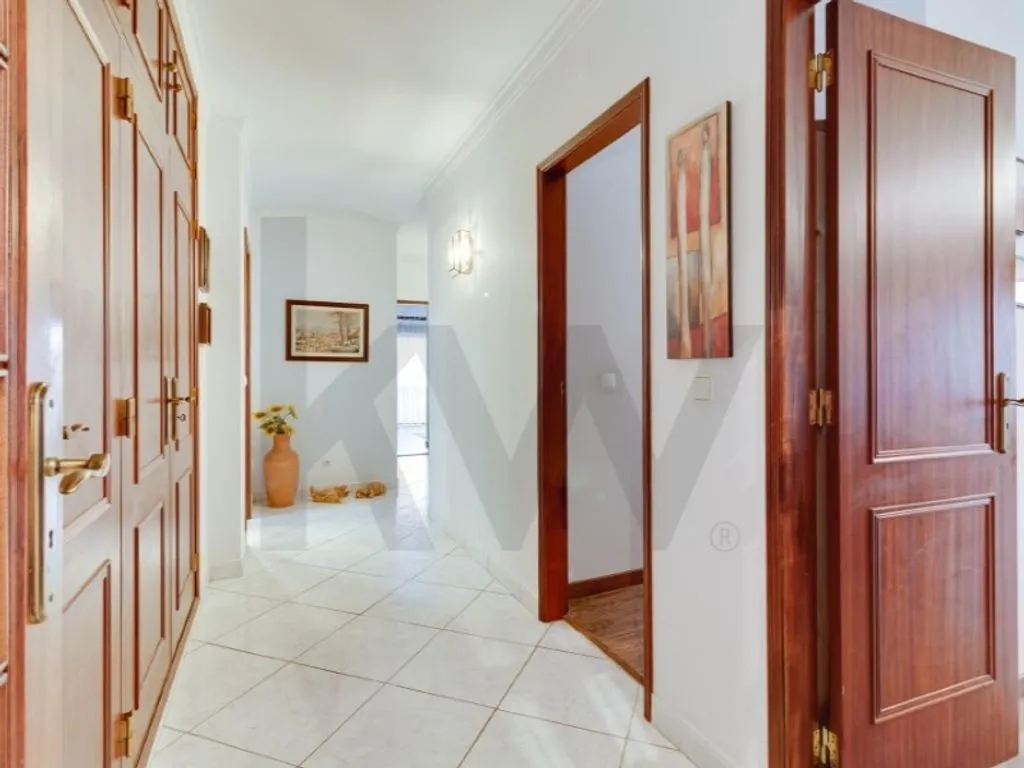 Esik - Luxury Apartment with Multiple Balconies in Alverca
