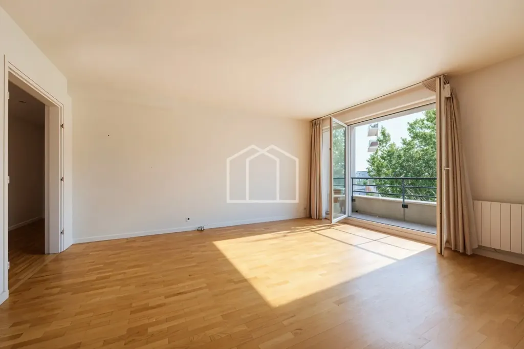 Rooms - 5-Piece Apartment with Balcony in Suresnes Centre
