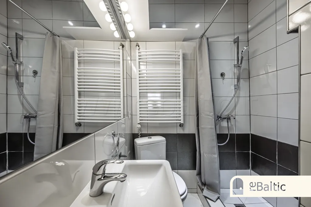 Salles de bain - Two-Bedroom Apartment with Balcony in Old Town