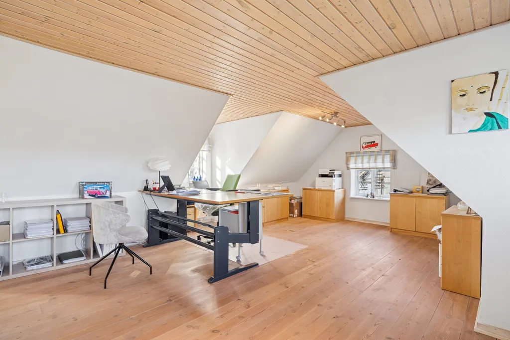 Despacho - House with Business Potential and Large Garden by Alling Å