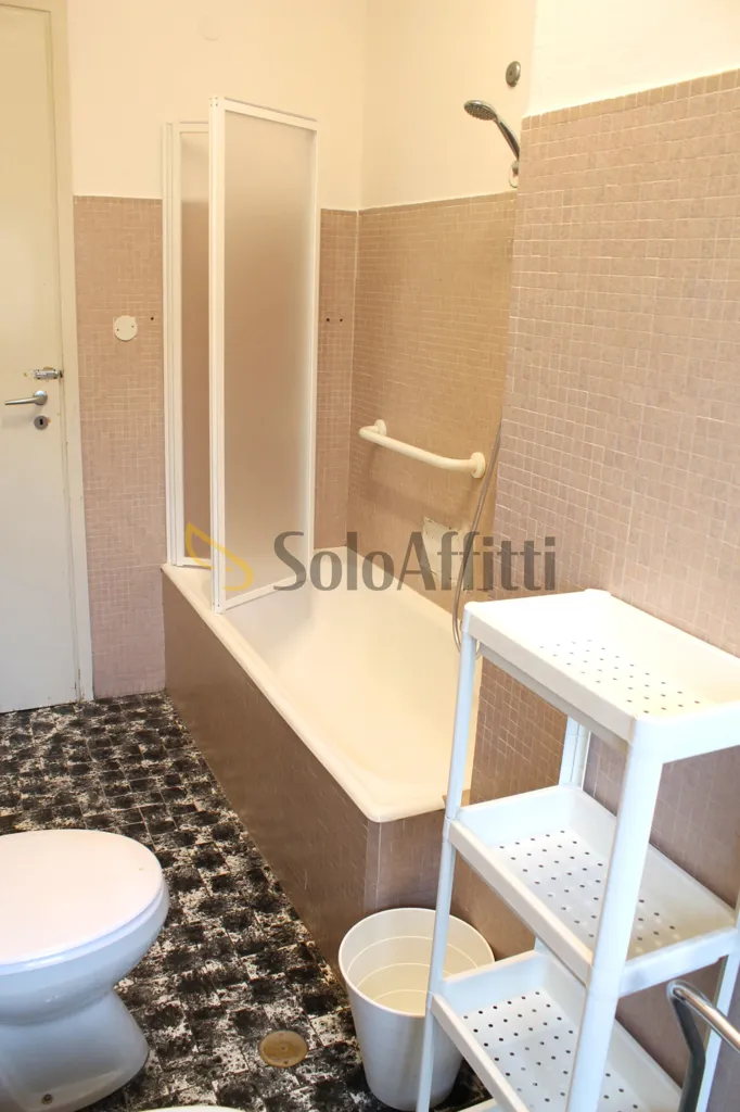 Salles de bain - Shared Apartment with Modernised Rooms in City Centre