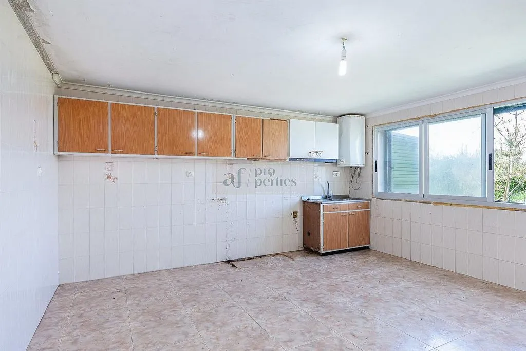 Cuisine - Chalet to Renovate in Baiona
