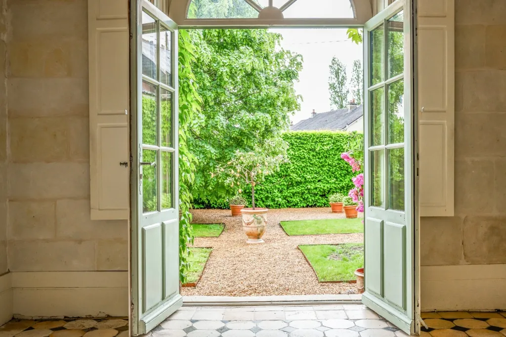 Aed - 18th-Century House with Courtyard in Fondettes