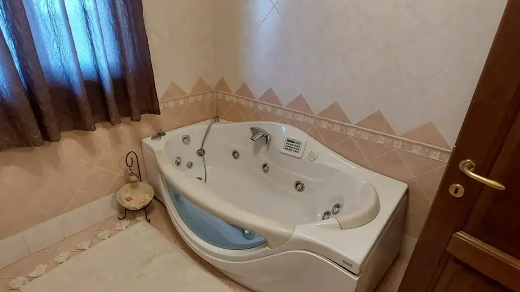 Salles de bain - Villa with Garden and Pool in San Benigno Canavese