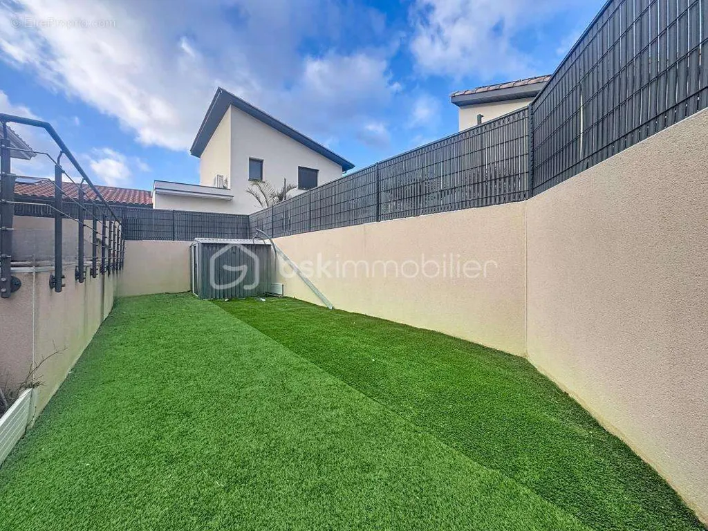 Aed - Decade-Guaranteed Villa with Terrace in Bompas