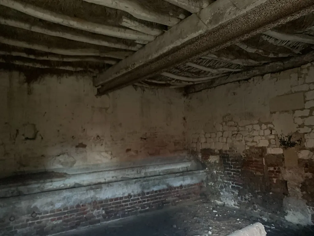 Toad - Renovatable Barn in Estrées Saint Denis