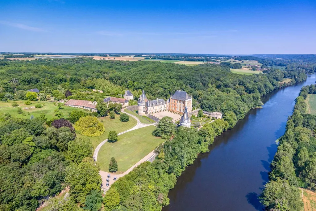 Õhuvaade - Medieval Château with River View near Poitiers