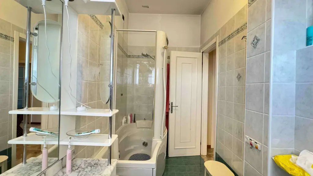 Salles de bain - Apartment with Panoramic View in Appiano Gentile
