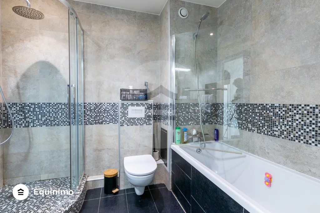 Bathrooms - Duplex Flat with Balcony and Terrace in Paris