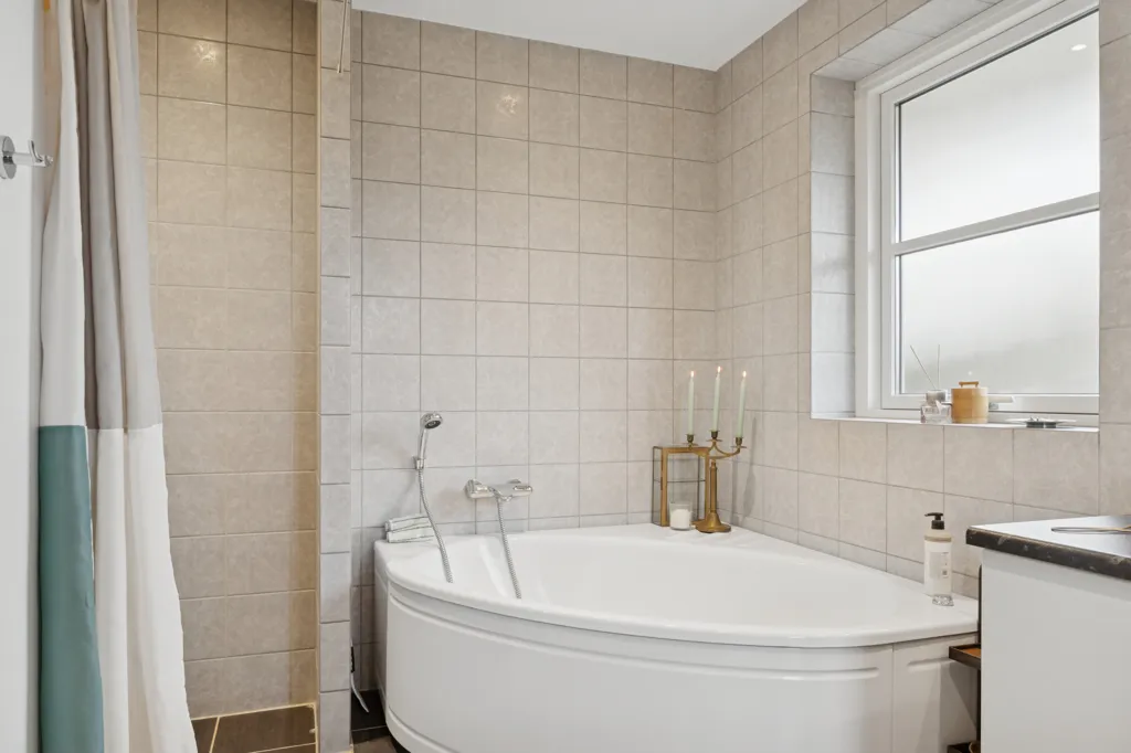 Salles de bain - Villa with Separate Parent Suite in Dianalund