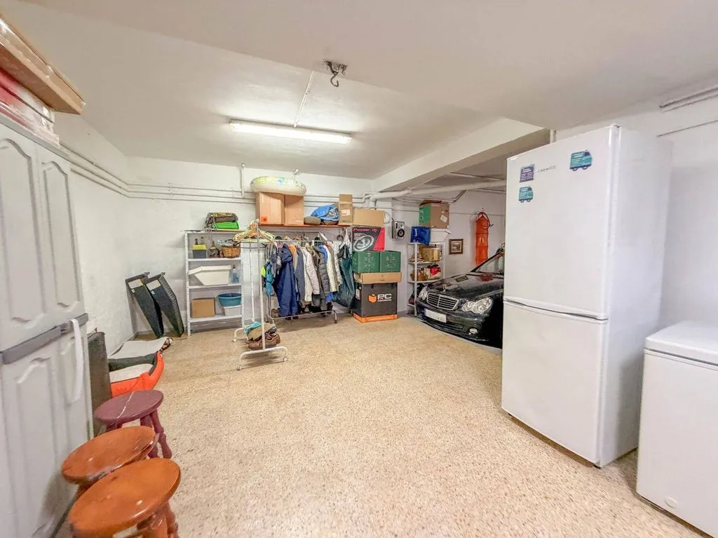 Garage - Luxury House with Pool in Castellbisbal
