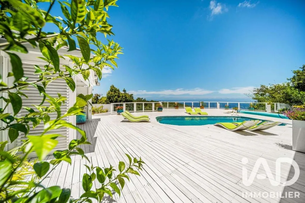 Piscine - Villa T7 avec Vue Panoramique sur l'Océan à La Montagne