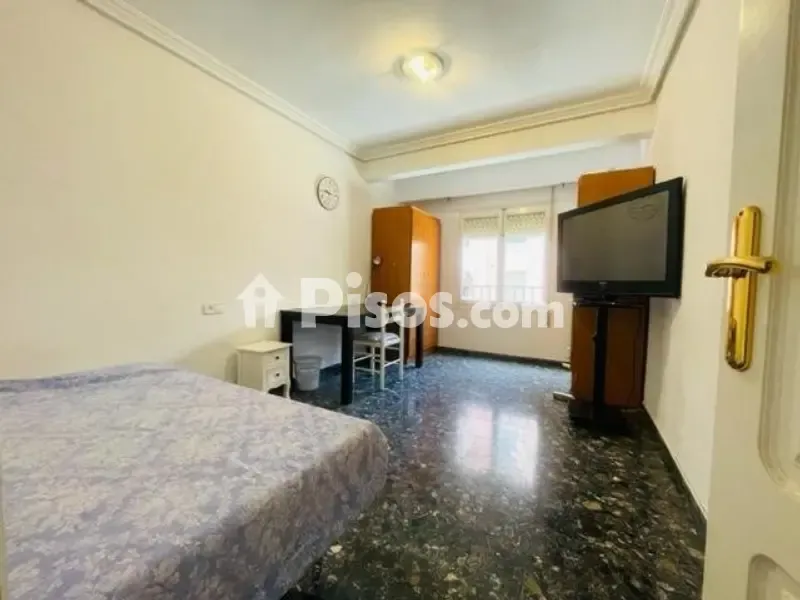 Bedrooms - Student-Friendly Flat with Balconies in Altabix