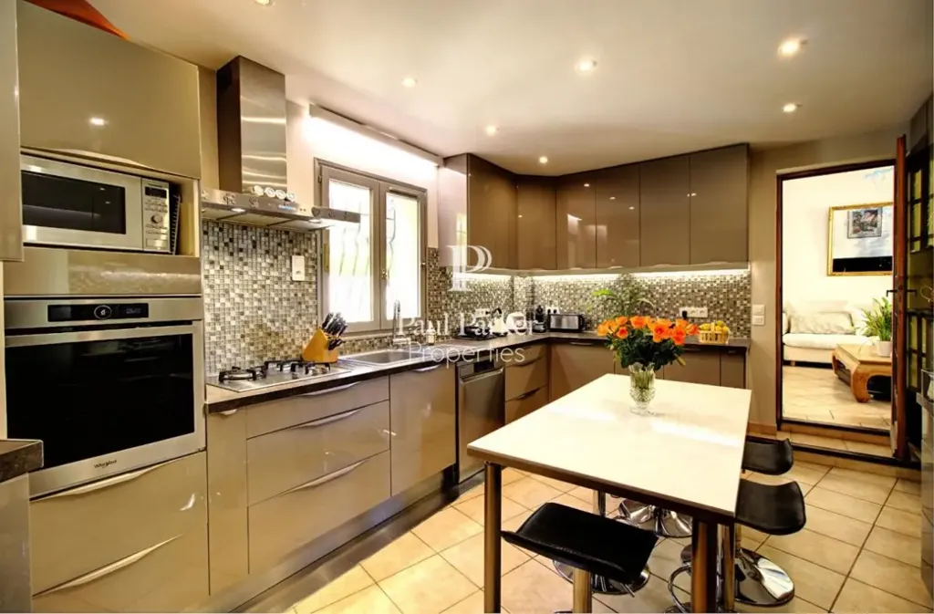 Kitchen - Single-Storey Villa with Pool in Mougins Centre