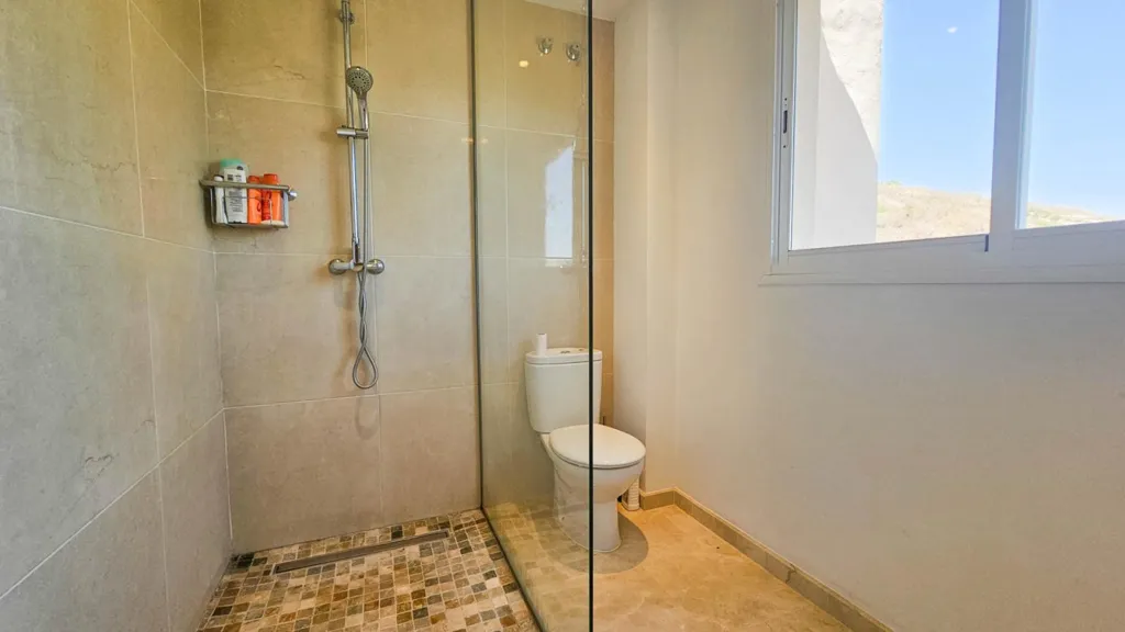 Salles de bain - Refurbished Semi-Detached with Pool in La Duquesa