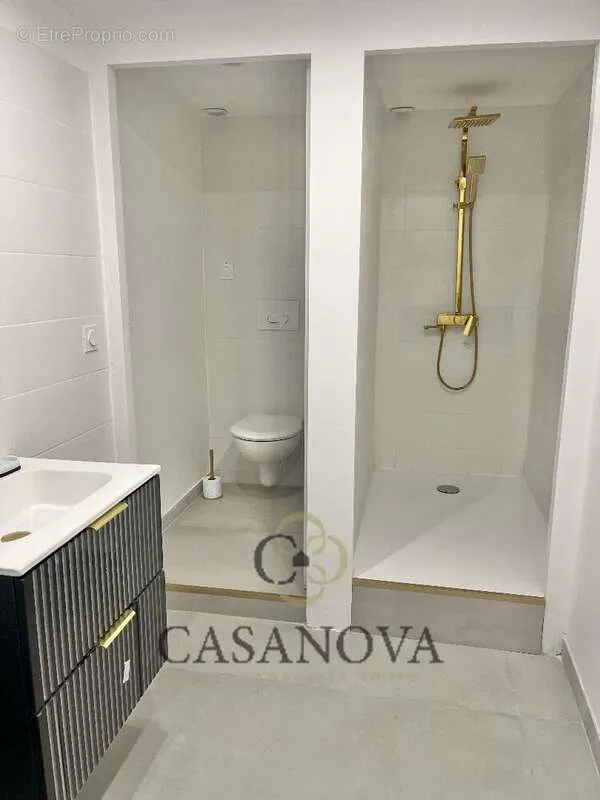 Salles de bain - Appartement Rénové avec Terrasse au Calme à Nîmes