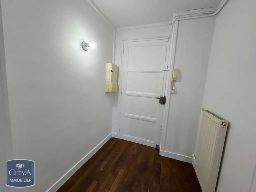 Hallway - Two-Bedroom Flat with Balcony in Beauvais