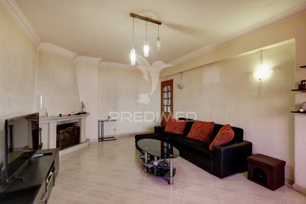 Elutuba - T2 Apartment with Fireplace in Monte Abraão, Queluz
