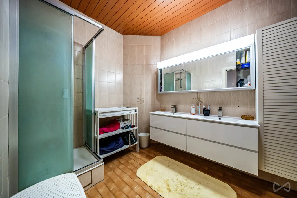 Salles de bain - Immeuble Duplex avec Jardin à Jette