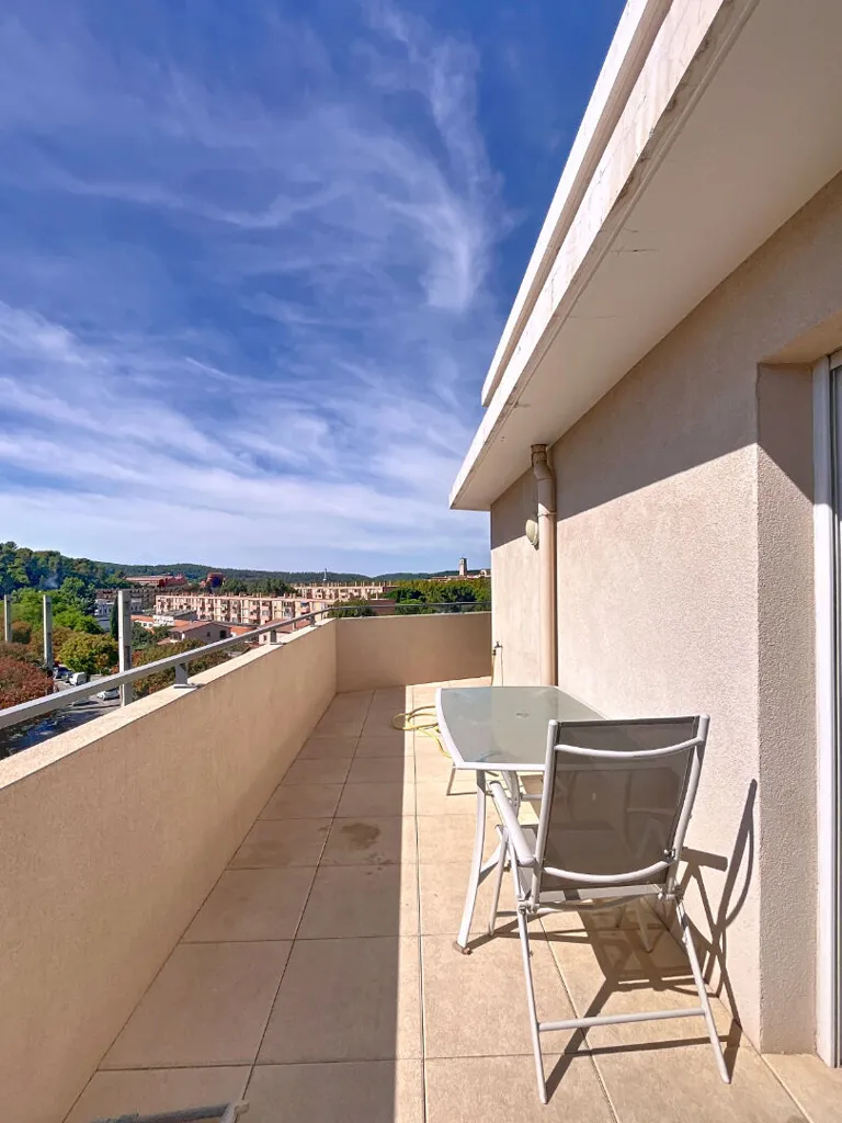 Rõdu - 3-Bed Apartment with Terrace in Gardanne