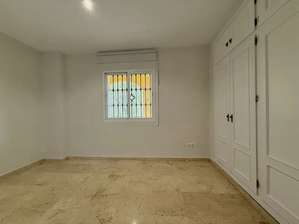 Rooms - Apartment with Pool and Golf View in Guadalmina Alta