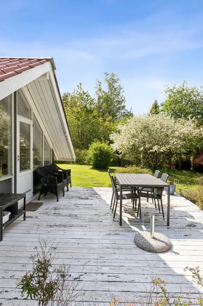 Terrass - Cottage with River View in Truust, Fårvang