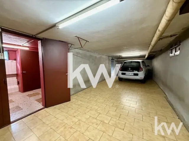 Garage - Charming Villa with Garden in Saint-Étienne