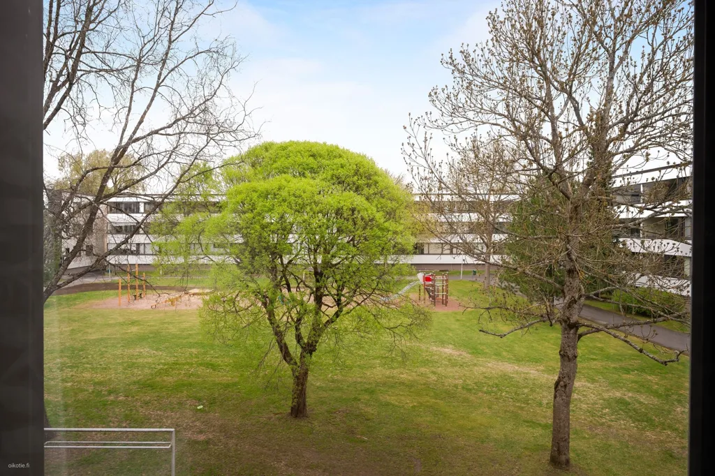 Garden - 3-Bedroom Apartment with Balcony in Riutoja