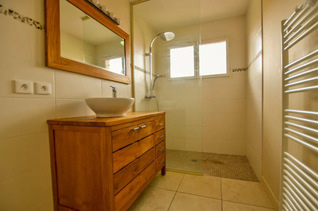 Salles de bain - Villa Rénovée avec Piscine à Biganos