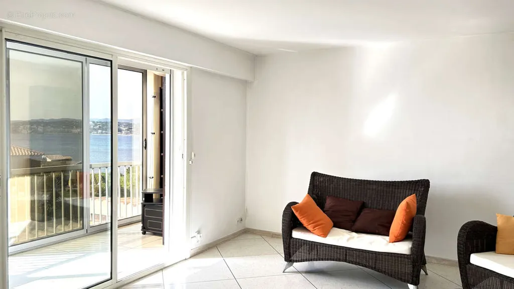 Elutuba - Seafront Villa with Balcony in Solviou