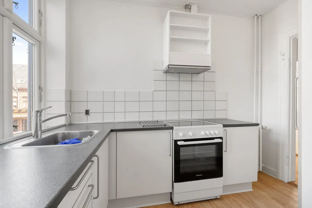 Cucina - Classic 2-Bedroom Apartment with Courtyard in Centre