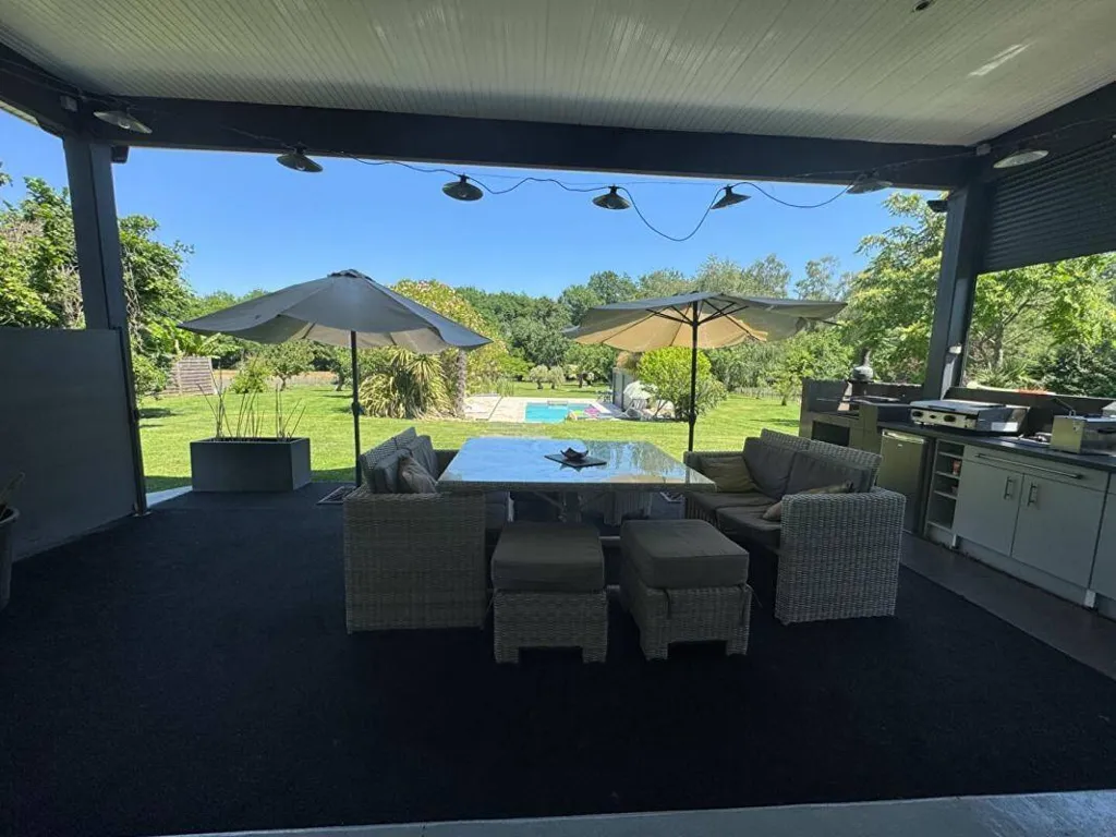 Terrasse - Maison d'Architecte avec Piscine à Salleboeuf