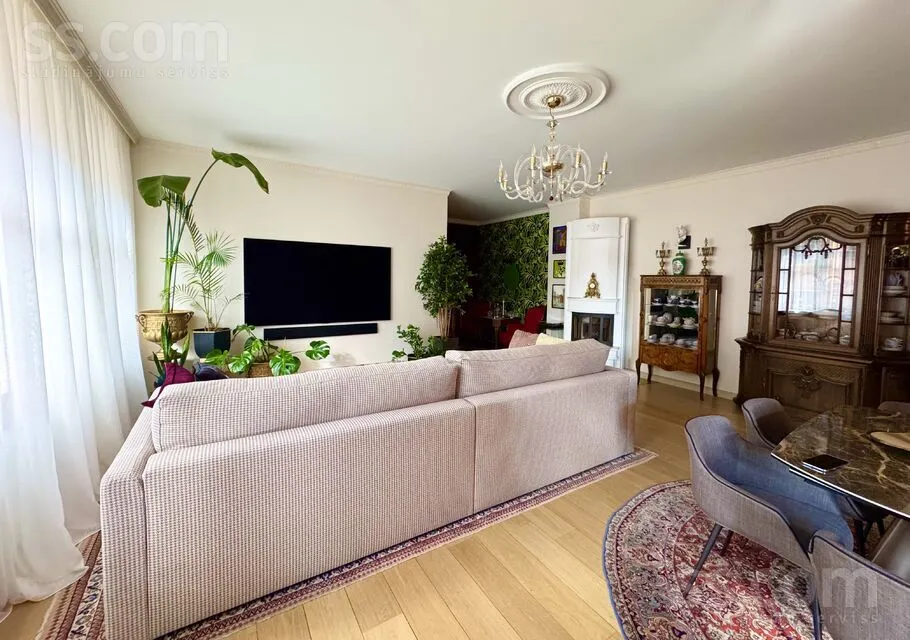 Elutuba - Three-Bedroom Apartment with Balcony in Vecrīga, Rīga