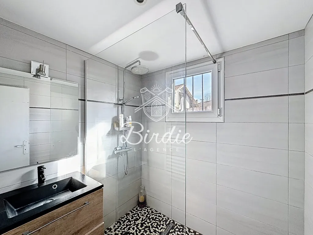 Salles de bain - Appartement Duplex avec Jardin au Centre de Tosse