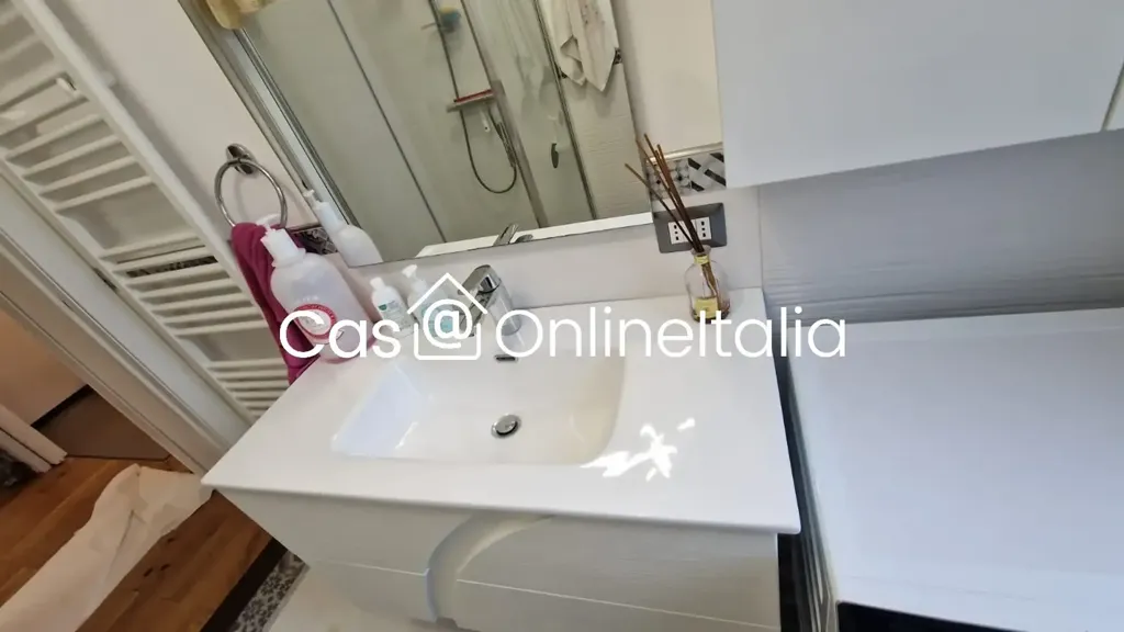 Bathrooms - Rusticated Apartment with Balcony in Florence