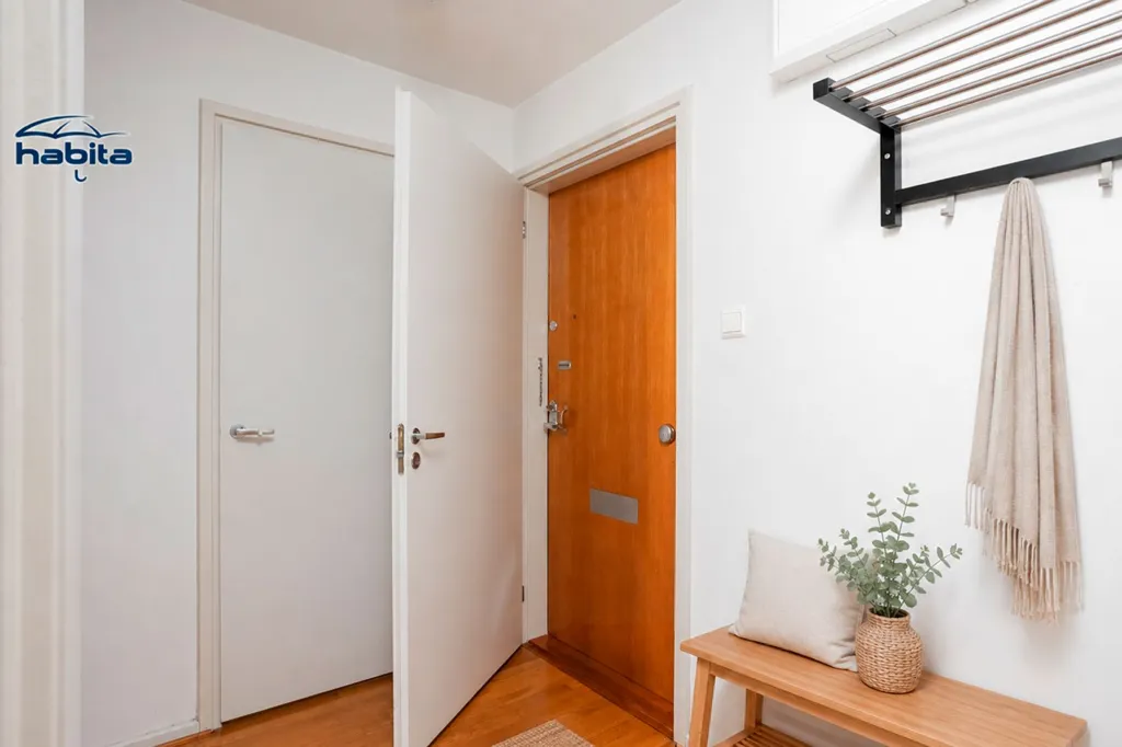 Entrée - Modernised Apartment with Glazed Balcony in Viitaniemi
