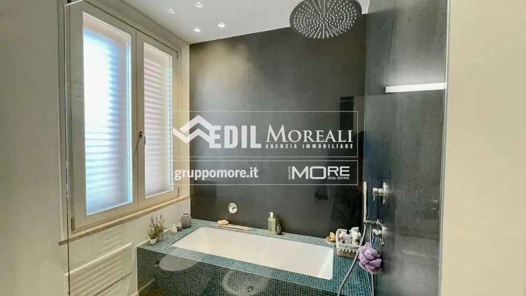 Salles de bain - Rear-Facing Apartment with Garden in Modena