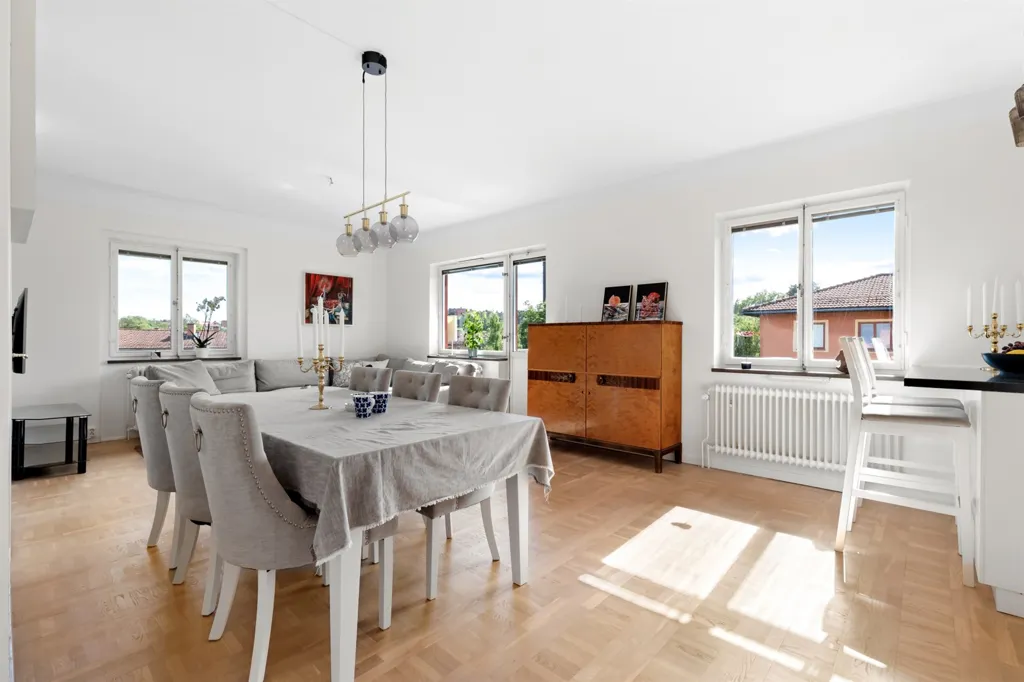 Salle à manger - Modern Flat with South-Facing Balcony in Riksby