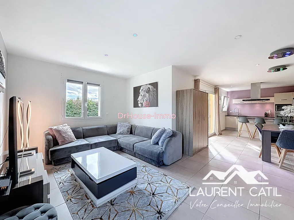 Elutuba - Contemporary Flat-Plan House with Garden in Mours-Saint-Eusebe